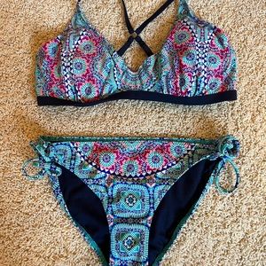 ATHLETA swimsuit. Top 36 D/DD and bottoms size Medium.